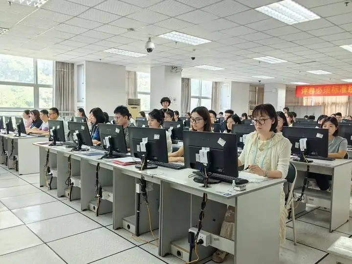 高考评卷老师会很严格吗__高考评卷人员是哪些