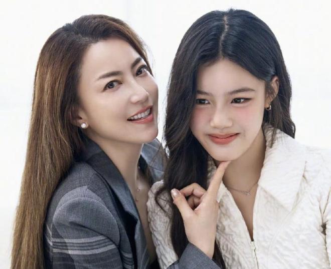 要出道了吗？！霍汶希女儿hanni杂志封面首秀，颜值超高