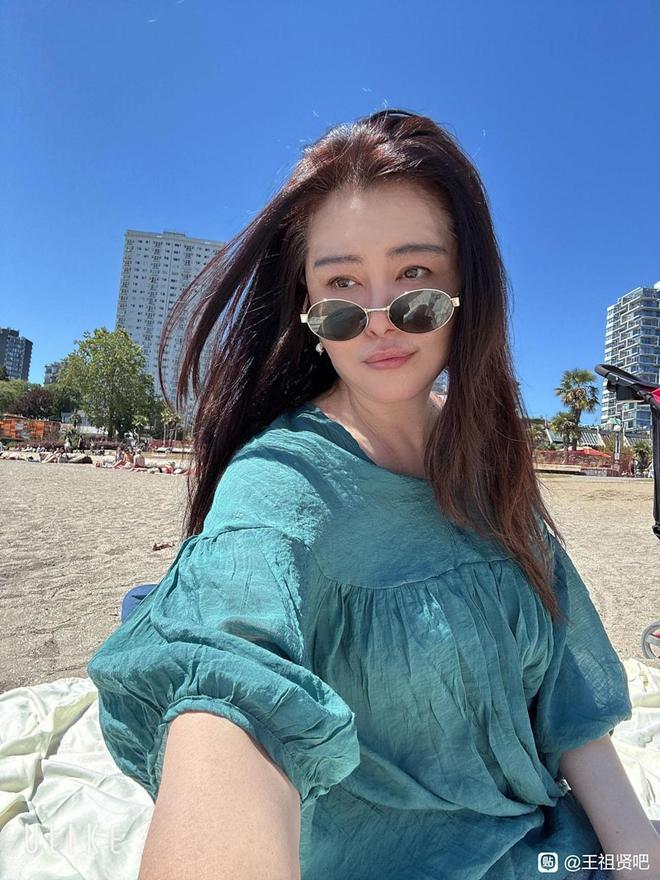 58岁王祖贤爆现状，发自拍晒太阳皮肤白皙颜值太能打！