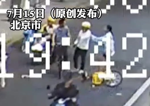 将14岁女孩别入机动车道！北京警方：李某某(男，42岁)行拘
