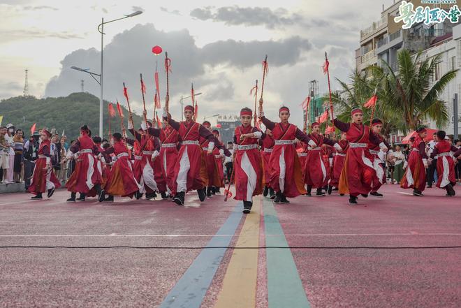 _“小粤迷”尖叫之夜！第四届青少年粤剧夏令营迎来名家探营_“小粤迷”尖叫之夜！第四届青少年粤剧夏令营迎来名家探营
