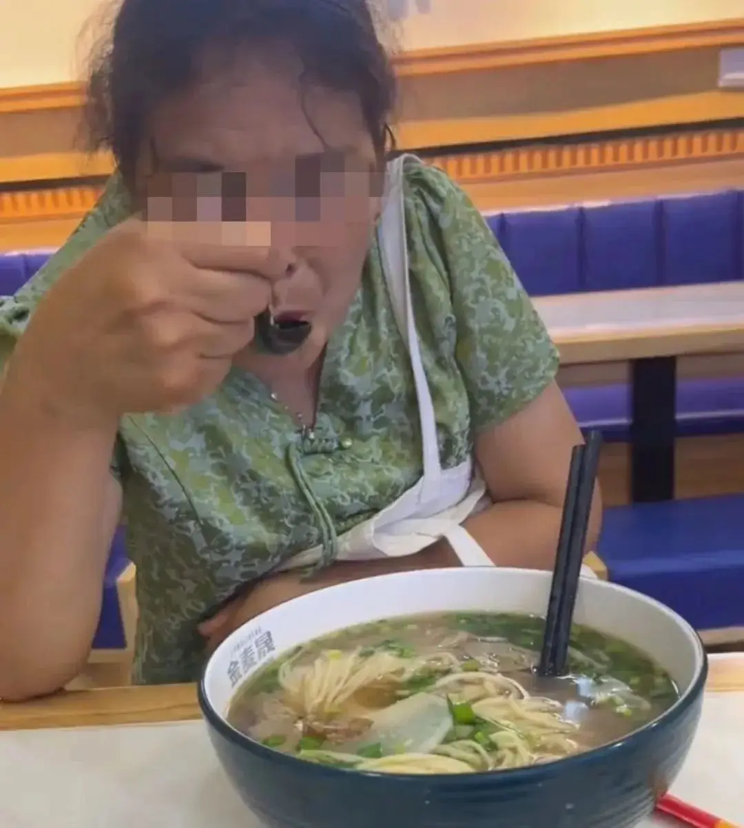 热搜上令人窒息的“母女吃牛肉面一幕”，暴露多少家庭的困境_热搜上令人窒息的“母女吃牛肉面一幕”，暴露多少家庭的困境_