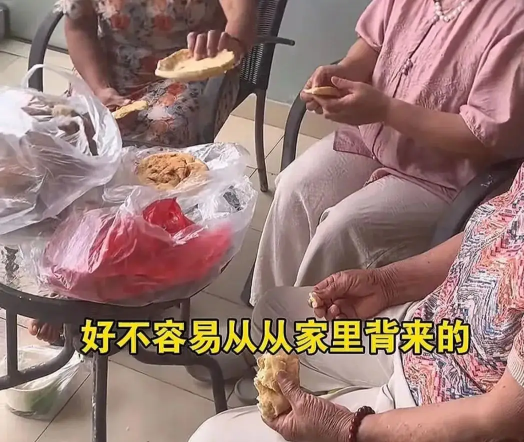_热搜上令人窒息的“母女吃牛肉面一幕”，暴露多少家庭的困境_热搜上令人窒息的“母女吃牛肉面一幕”，暴露多少家庭的困境