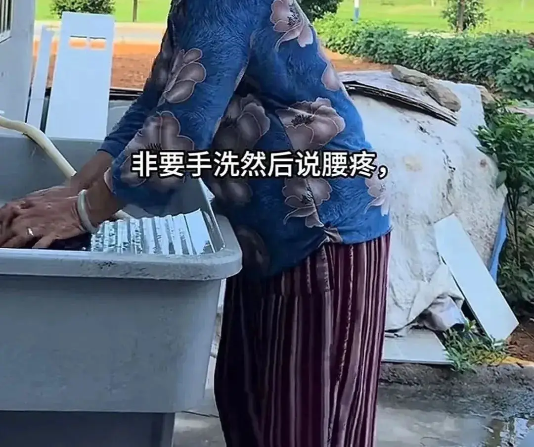 _热搜上令人窒息的“母女吃牛肉面一幕”，暴露多少家庭的困境_热搜上令人窒息的“母女吃牛肉面一幕”，暴露多少家庭的困境