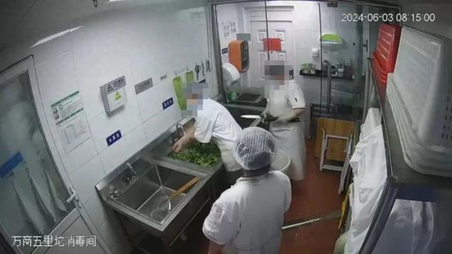 真离谱！北京一厨工在餐具池里涮墩布，被辞后还反诉幼儿园……