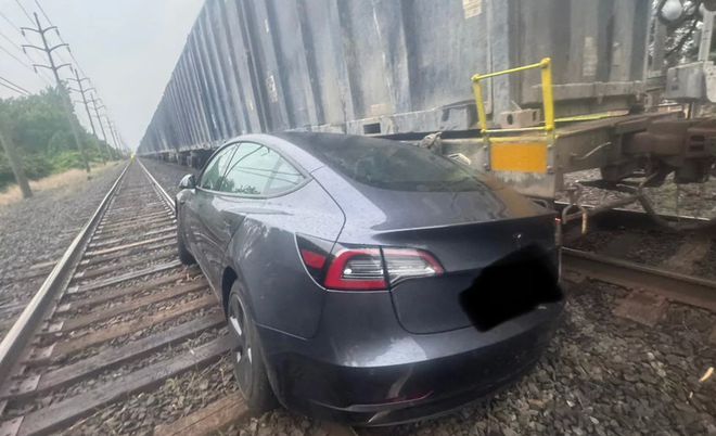 _特斯拉驾驶员离开自动熄火吗_特斯拉自己开车