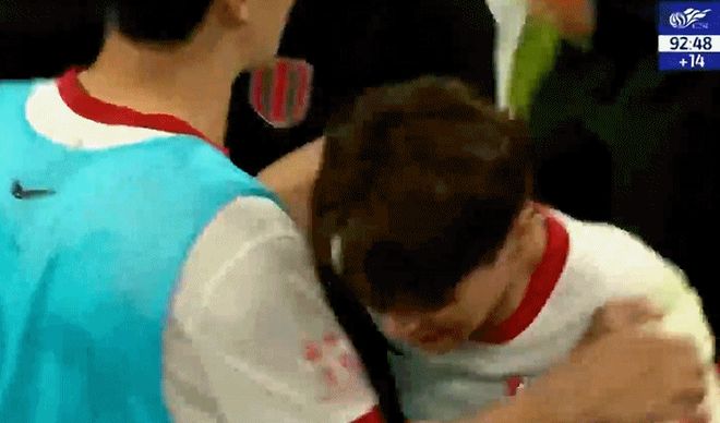 韦世豪染红离场！与球迷互骂，踩踏津门虎门将，离场后爆哭