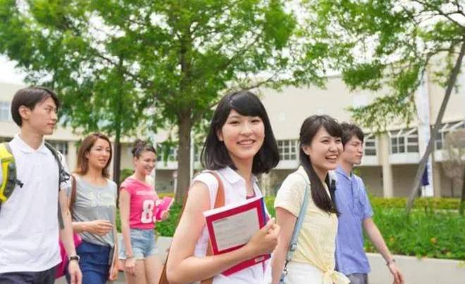 本科生找大专生__大专比本科好找工作