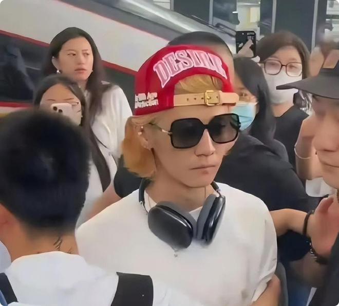 原来避嫌只是假象？鹿晗关晓彤疑似没分手，细节暴露真实关系_原来避嫌只是假象？鹿晗关晓彤疑似没分手，细节暴露真实关系_