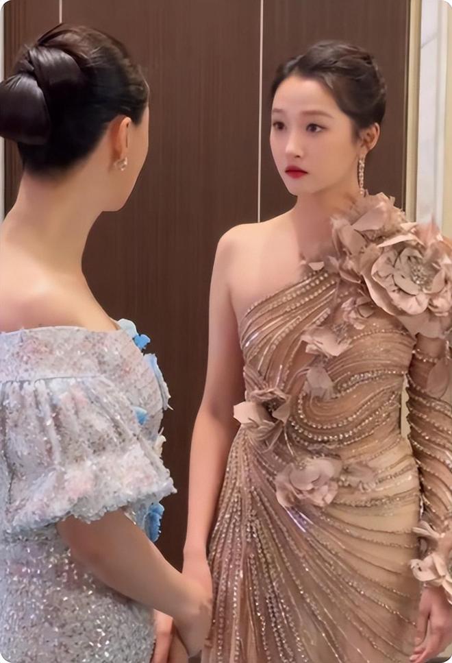 _原来避嫌只是假象？鹿晗关晓彤疑似没分手，细节暴露真实关系_原来避嫌只是假象？鹿晗关晓彤疑似没分手，细节暴露真实关系