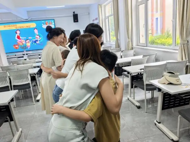 社区开展童心向党亲子阅读__社区书香飘万家亲子阅读活动