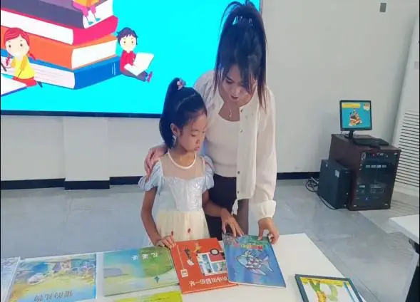 社区书香飘万家亲子阅读活动_社区开展童心向党亲子阅读_