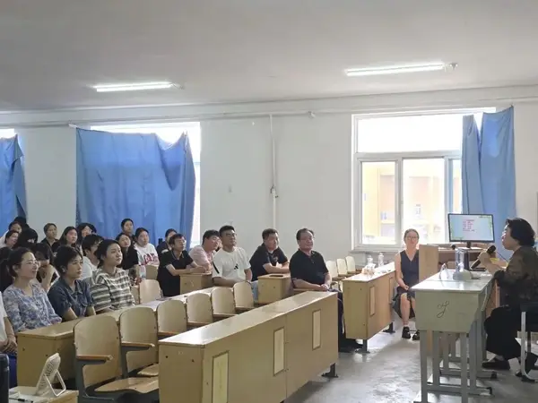 廊坊十中优秀教师_廊坊十中教师简介_