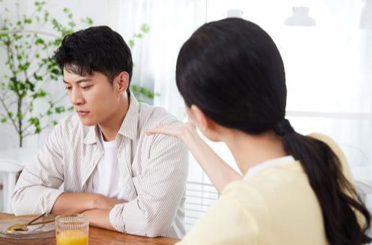 丈夫把瘫痪亲妈接回家,妻子马上申请调去外地工作:谁揽的活谁负责