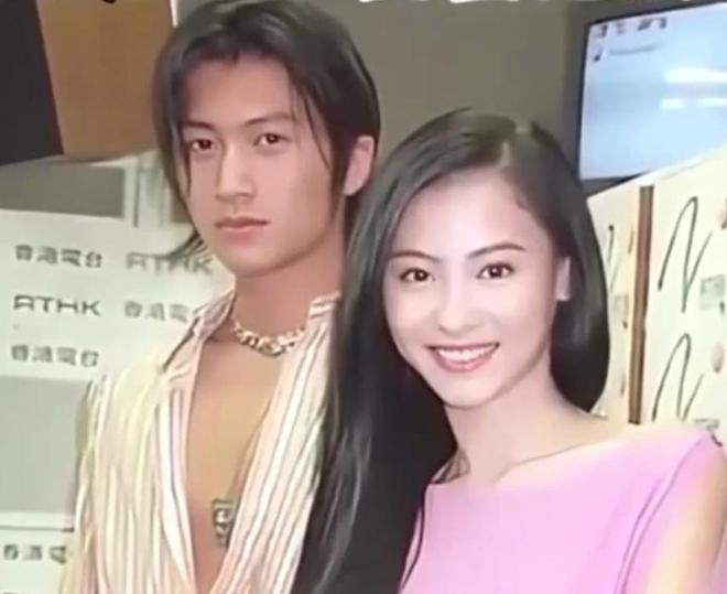 _谢霆锋和柏芝最近消息_谢霆锋为柏芝撑伞