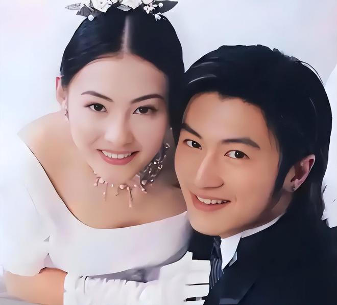 _谢霆锋和柏芝最近消息_谢霆锋为柏芝撑伞