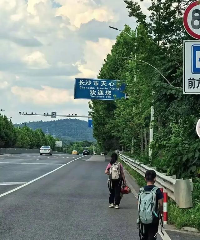 31天，800多公里！爸爸带两娃从深圳徒步到长沙：孩子没吃过苦，想锻炼下_31天，800多公里！爸爸带两娃从深圳徒步到长沙：孩子没吃过苦，想锻炼下_