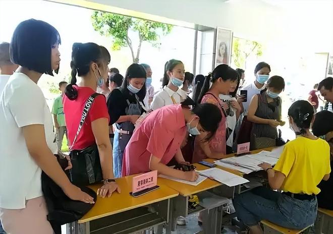 家长集体“倒戈”公立校：理性之选背后的深度考量_家长集体“倒戈”公立校：理性之选背后的深度考量_