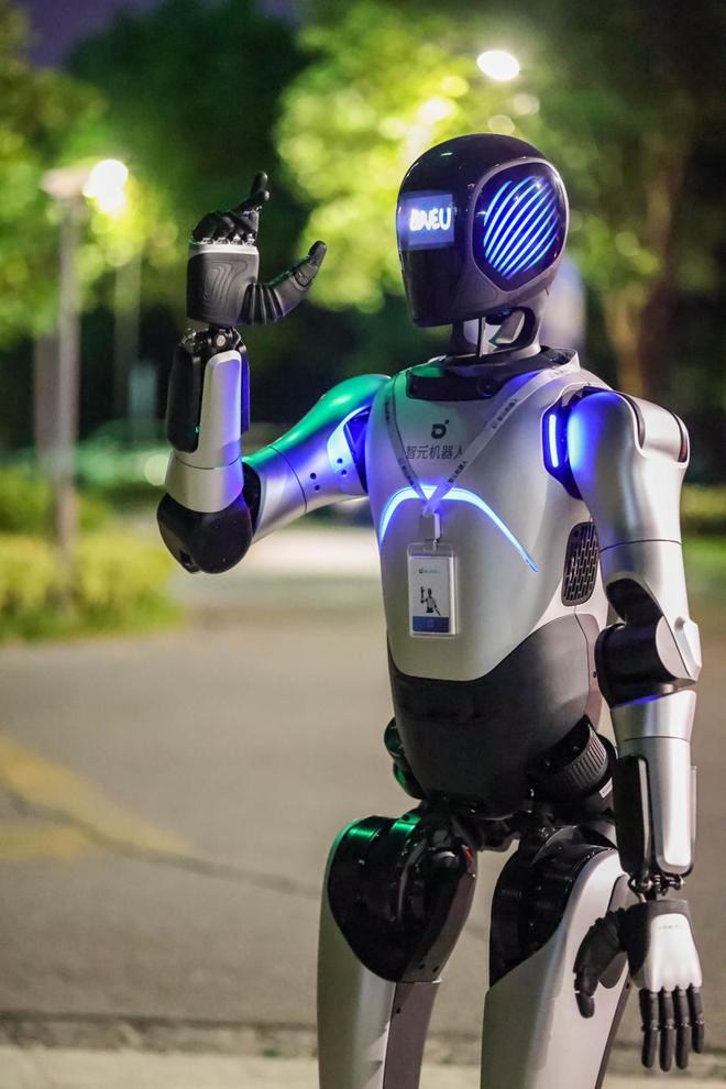 _全球首次！智元机器人24小时自主行走，挑战高温Citywalk_全球首次！智元机器人24小时自主行走，挑战高温Citywalk
