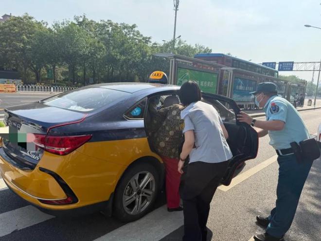 _地铁帮扶老人通讯稿_地铁员工救助乘客宣传稿