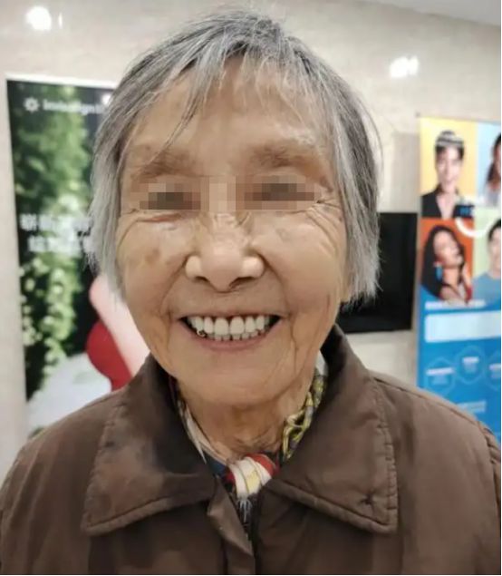 奶奶129岁大寿长出满口新牙，我上网求帮助，网友:再不跑就都得死