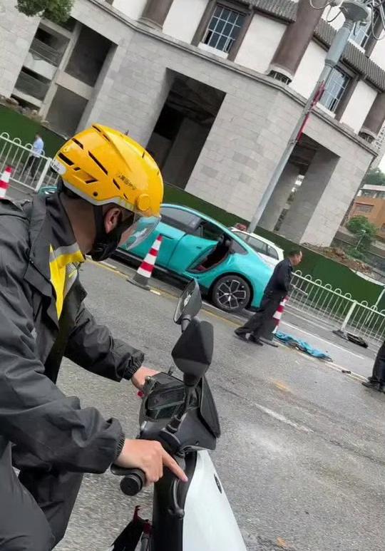 贵阳发生小米SU7逆行与行人碰撞车祸