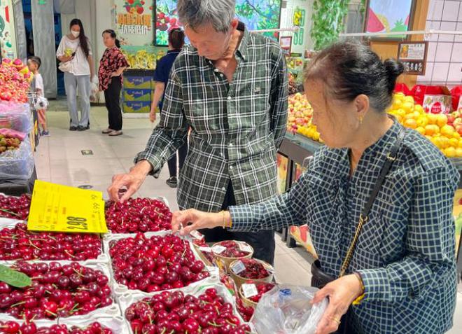 _大妈转账被阻怼民警_大妈被骗坚持汇款