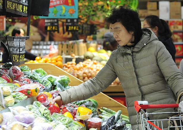 大妈被骗坚持汇款__大妈转账被阻怼民警