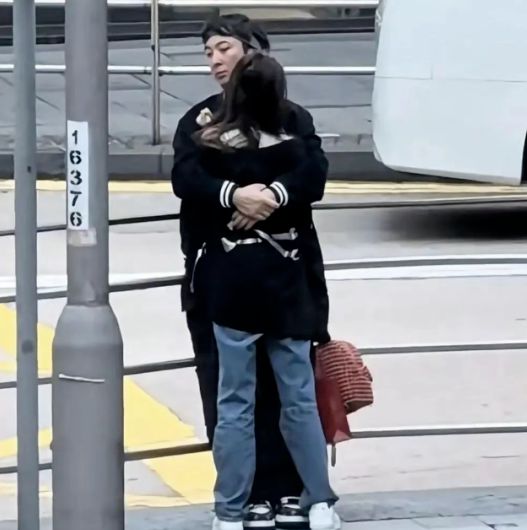 妻子的浪漫旅行高空挑战__现女友梦见我和前女友亲吻