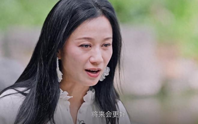 离婚后，倪虹洁住上海别墅睡觉不拉窗帘，叹：16岁儿子从不联系我