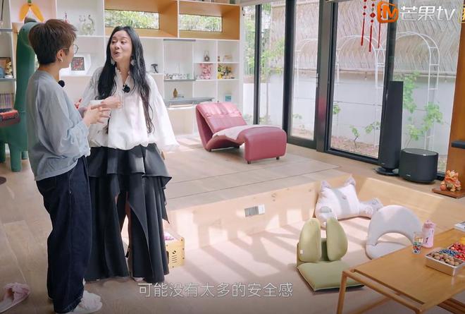 离婚后，倪虹洁住上海别墅睡觉不拉窗帘，叹：16岁儿子从不联系我_离婚后，倪虹洁住上海别墅睡觉不拉窗帘，叹：16岁儿子从不联系我_