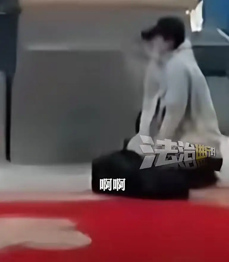 乘客大闹航班_机场大妈插队_
