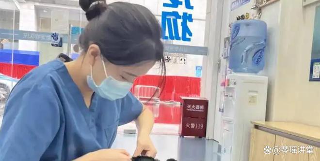 一女子捡到蛇当爬宠养了8年，宠物医生检查后哽咽道：这不是蛇