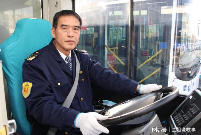 老太乘公交从未投币，司机忍耐3年终爆发，查看监控后他满脸羞愧