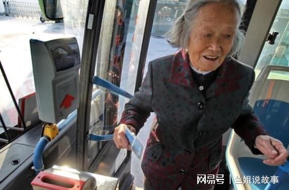 老太乘公交从未投币，司机忍耐3年终爆发，查看监控后他满脸羞愧_老太乘公交从未投币，司机忍耐3年终爆发，查看监控后他满脸羞愧_