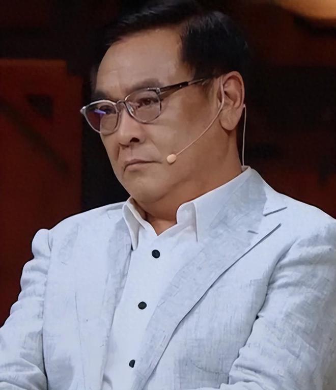 尔冬升一家三口亲密合照被吐槽！放弃丁克抛弃前妻，网友：渣男