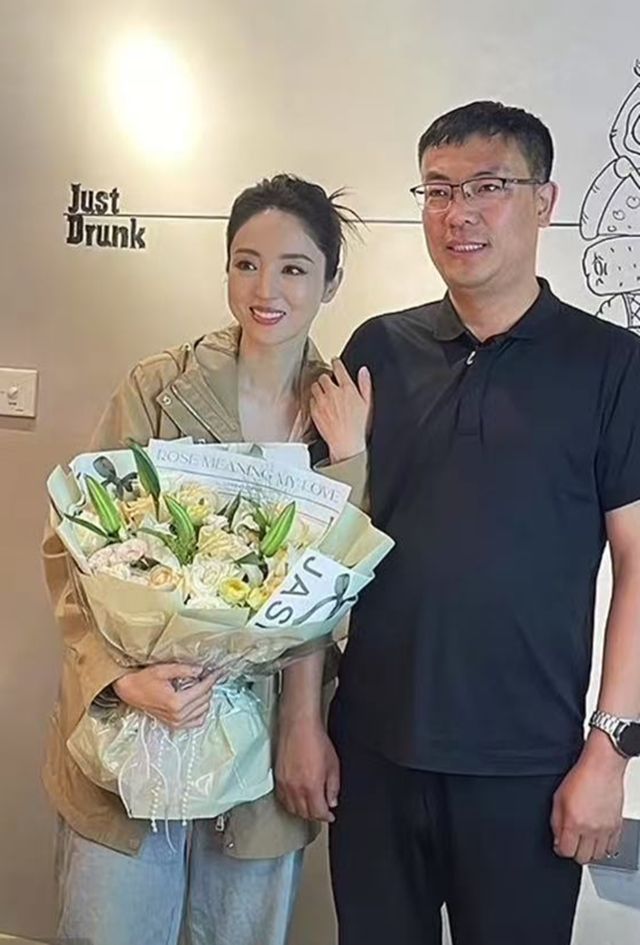 董璇戴眼镜_董璇礼服_