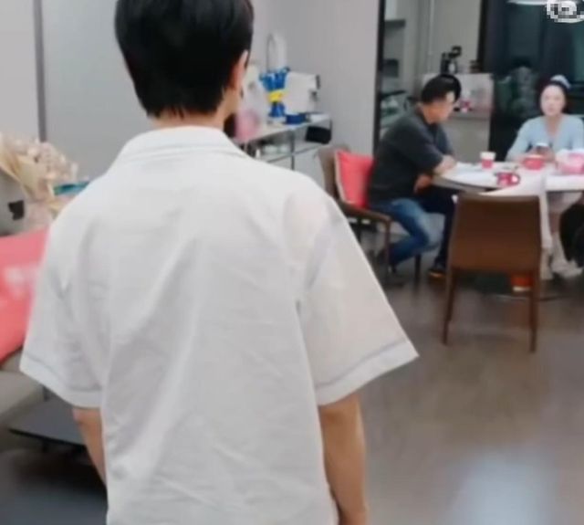 _董璇礼服_董璇戴眼镜