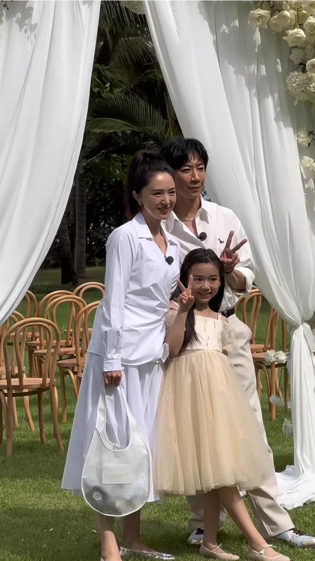 明明是45岁董璇官宣二婚，被推上风口浪尖的却是42岁佟丽娅__明明是45岁董璇官宣二婚，被推上风口浪尖的却是42岁佟丽娅