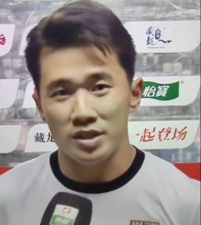 足球点球裁判用吹哨吗__裁判判罚点球