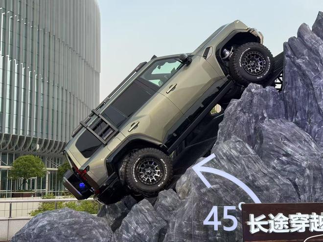 搭载华为乾崑ADS 4猛士M817预售32.99万元起