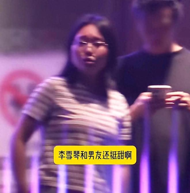 李雪琴和男友KTV约会，她素颜又胖了，抱着男友不撒手，笑得很甜__李雪琴和男友KTV约会，她素颜又胖了，抱着男友不撒手，笑得很甜
