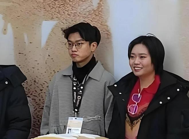 李雪琴和男友KTV约会，她素颜又胖了，抱着男友不撒手，笑得很甜__李雪琴和男友KTV约会，她素颜又胖了，抱着男友不撒手，笑得很甜