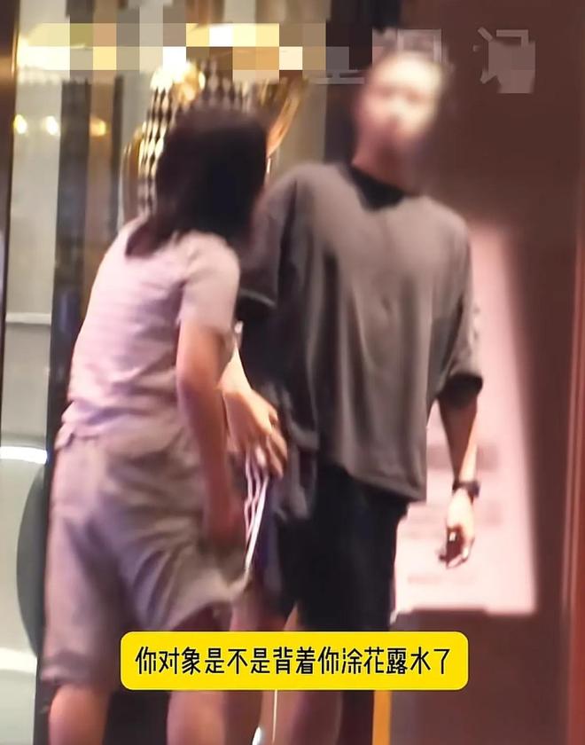 李雪琴和男友KTV约会，她素颜又胖了，抱着男友不撒手，笑得很甜__李雪琴和男友KTV约会，她素颜又胖了，抱着男友不撒手，笑得很甜