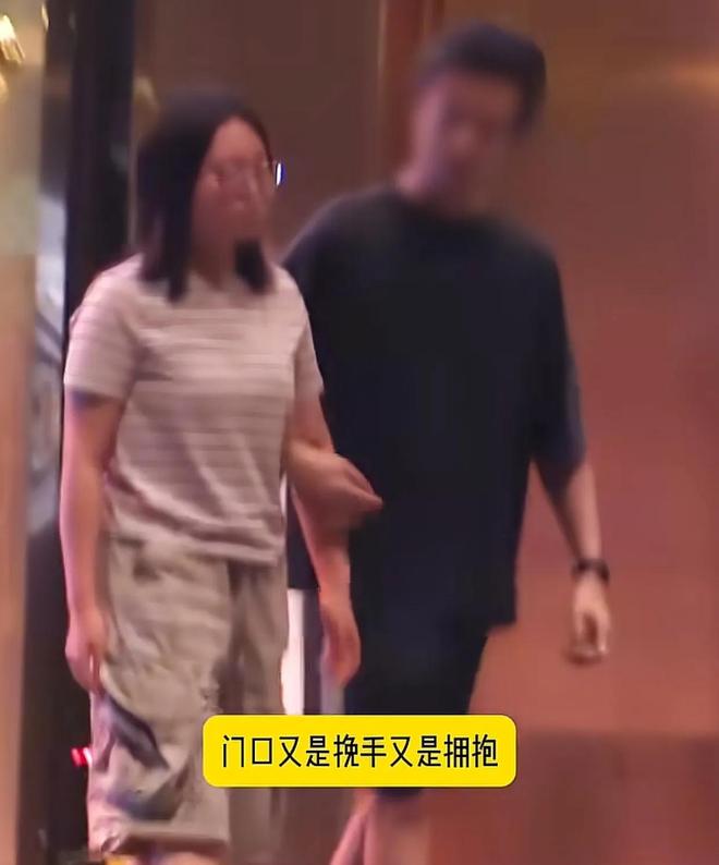 李雪琴和男友KTV约会，她素颜又胖了，抱着男友不撒手，笑得很甜__李雪琴和男友KTV约会，她素颜又胖了，抱着男友不撒手，笑得很甜