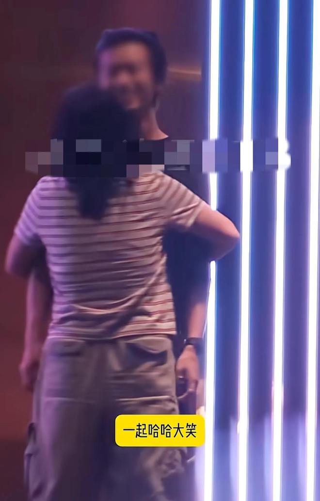 李雪琴和男友KTV约会，她素颜又胖了，抱着男友不撒手，笑得很甜_李雪琴和男友KTV约会，她素颜又胖了，抱着男友不撒手，笑得很甜_
