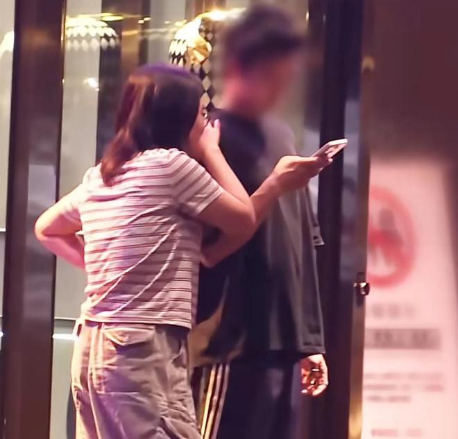李雪琴和男友KTV约会，她素颜又胖了，抱着男友不撒手，笑得很甜_李雪琴和男友KTV约会，她素颜又胖了，抱着男友不撒手，笑得很甜_