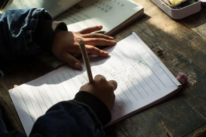 10分以下录取教师：一场荒诞剧背后的乡村教育之痛__10分以下录取教师：一场荒诞剧背后的乡村教育之痛