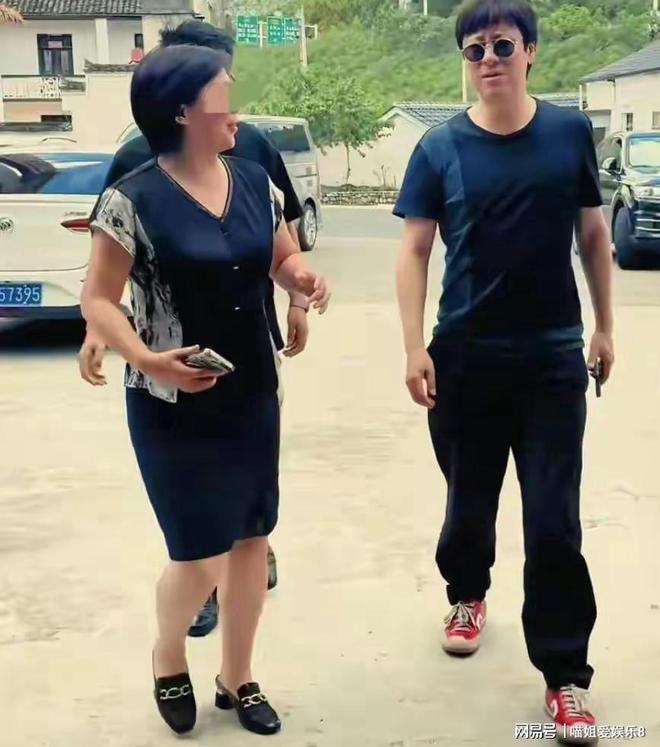 走路戴墨镜奇怪吗_走路戴墨镜有必要吗_