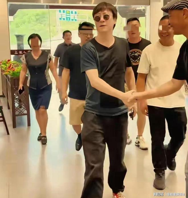 走路戴墨镜有必要吗_走路戴墨镜奇怪吗_